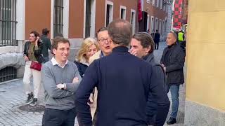 El afectuoso abrazo entre Feijóo y Aznar todos unidos contra la amnistía [upl. by Isaacson879]