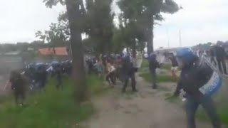 Saluzzo i braccianti agricoli protestano tafferugli con la polizia [upl. by Aloke]