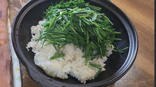 식은밥에 부추를 듬뿍 올려 주세요 간단하면서도 영양가득한 식사가 됩니다 부추밥 Rice with chives [upl. by Rudd]