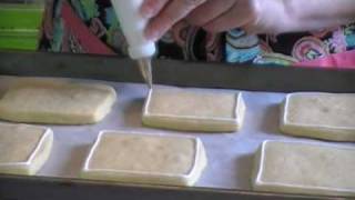 Basic Outlining and Flooding Cookies with Royal Icing [upl. by Gentilis]