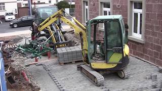 Betonsteine legen mit Hunklinger Pflastergreifer am Yanmar SV17 Minibagger  excavator paver laying [upl. by Prunella]