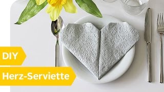 Servietten falten Das Herz – DIY Anleitung  Roombeez – powered by OTTO [upl. by Norvell]