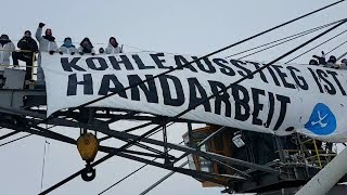 UHaft für KohlebaggerBesetzen Ende Gelände Aktivistinnen protestieren gegen Kohleabbau [upl. by Lattonia]