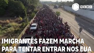 Imigrantes fazem marcha para tentar entrar nos EUA [upl. by Pyotr]