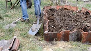 Beetumrandung mit Dachziegeln bauen  KompostampLiebe [upl. by Anitak]