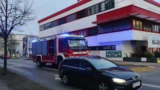 HLF3 Feuerwehr Wiener Neustadt auf Einsatzfahrt [upl. by Orelia975]