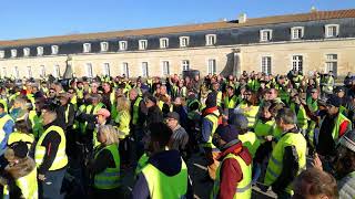 Rochefort  les gilets jaunes entonnent la Marseillaise avant daller bloquer les péages autoroute [upl. by Ecirted538]