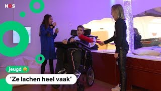 Kinderen helpen mensen met een handicap [upl. by Notnelc]