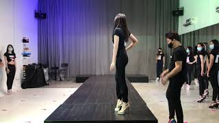 Solo  Learn catwalk  Modeling  Runway walk  How to walk [upl. by Nissie]