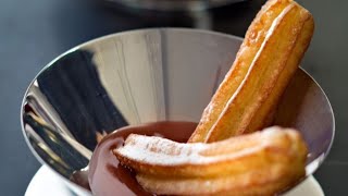 Recette  Les churros de Cyril Lignac sans machine et leur sauce au chocolat [upl. by Idelia]