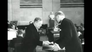 Van Heuven Goedhart wint Nobelprijs Vrede 1955 [upl. by Natsuj246]