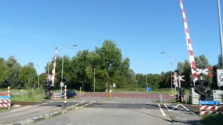 Spoorwegovergang Uithuizen  Dutch railroad crossing [upl. by Aicyla]