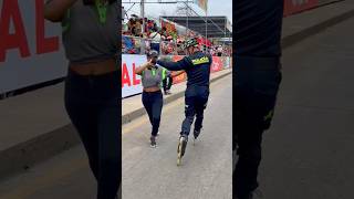 Policía bailando en patines [upl. by Montford]