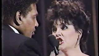 Linda Ronstadt amp Aaron Neville Dont Know Much live 1990 [upl. by Franz]