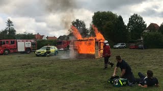 Brandmændene fra Slagelse Brand og redning  Sorø viser hvordan man slukker en brand I et træhus [upl. by Jemena]