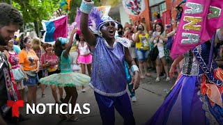 El grupo de carnaval callejero Cordao do Boitatá se presenta en las calles de Río [upl. by Aicatsal975]