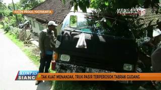 Truk Pasir Terperosok Tabrak Gudang [upl. by Nomzzaj297]