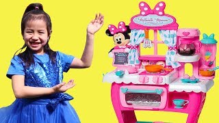 Jannie Pretend Play Cooking with Minnie Mouse Kitchen Toy amp Play Foods [upl. by Ellocin]