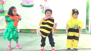 🥳Bailes para niños de 2 años con disfraces 🧚🏻‍♀️  NIÑOS BAILANDO LA VACA LOLA  Niños con DISFRACES [upl. by Belle]