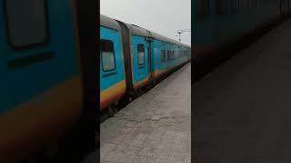 3 train jo bhartiya railway ko sabse jada kamai karke deti htrain trainlover railway [upl. by Rea564]