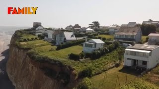 Le village au bord du gouffre  quand la mer dévore les terres [upl. by Anaibaf]