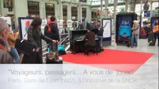 1 voyageur joue du piano au milieu de la gare de Paris Gare de Lyon A VOUS DE JOUER [upl. by Dearman]