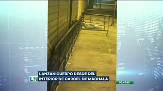 Lanzan un cuerpo embalado desde el interior de la cárcel de Machala [upl. by Vernice]