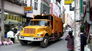 Müllwagen in Taiwan  Taiwanese Garbage Truck [upl. by Cheney644]