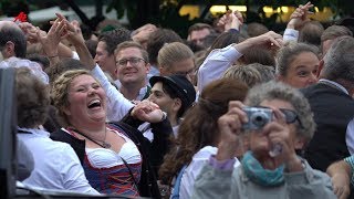 Wunderschöne Tradition Der Kocherlball im Englischen Garten [upl. by Elboa]