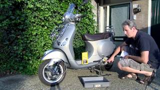 Vespa scooter olie verversen  vervangen [upl. by Aidnis]