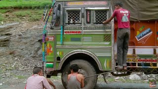 Voyage au bout de l’enfer en Inde et au Népal  Routes Vertigineuses [upl. by Amoreta236]