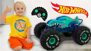 Vlad i Chris uczą się dzielić zabawkami bawiąc się monster truckami Hot Wheels RC [upl. by Maleen]