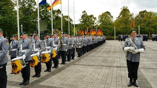 quotRegimentsgrußquot Marsch Ausmarsch Ehrenformation Musikkorps der Bundeswehr mit Spielmannszug [upl. by Auqenwahs800]