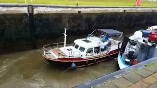 Jacht in problemen door schroefwater binnenvaartschip in sluis [upl. by Eiramanad]