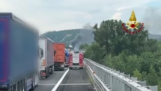 Terni camion in fiamme sullA1 i Vigili del fuoco domano lincendio [upl. by Adiesirb43]