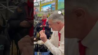 Un Paquito lancé par Jean Lassalle au Salon de lagriculture [upl. by Yrocal]