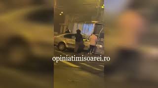 Masina infipta in statia de tramvai la Timisoara [upl. by Finella630]