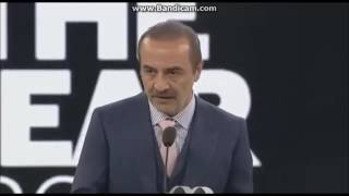 GQ ödül töreninde Yılmaz Erdoğanın kıvanca takılması [upl. by Naelcm]