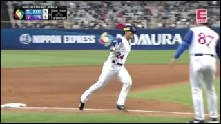 2017 WBC 中華VS南韓 4局下林哲瑄兩分全壘打 [upl. by Htebazila]