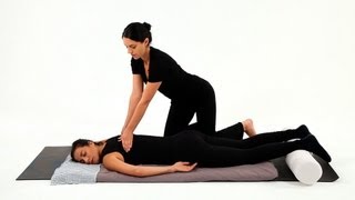 How to Give a Spinal Massage  Shiatsu Massage [upl. by Gottuard]