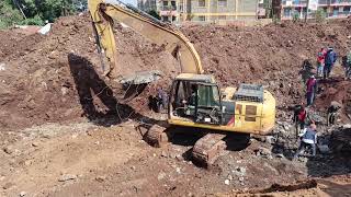 Murima inalimwaquot men risk their lives just to grab metal remains in a road construction site 🇰🇪 [upl. by Cart]