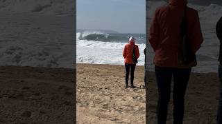 Assistindo as ondas gigantes de Nazaré direto da areia gigantesdenazare [upl. by Wat]