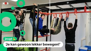 Tijdens de les naar de wc Op deze beweegschool klim je er naartoe [upl. by Ardekan930]