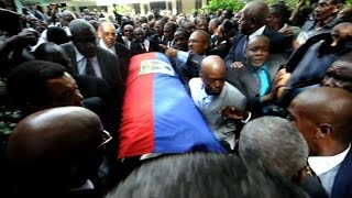 Haïti des centaines de personnes aux funérailles de Duvalier [upl. by Osrick]