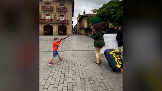 Un niño dispara al muñeco de un guardia civil en unas fiestas en el País Vasco [upl. by Jacinta394]