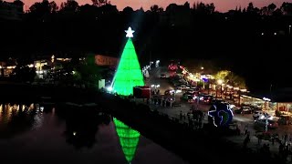 Un árbol de navidad hecho con material reciclado se iluminó en el lago Bnachii [upl. by Weight559]