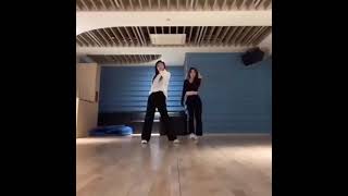 VLIVE ITZY  Yeji amp Chaeryeong dance Tip Toe Diva Siren [upl. by Dermott]