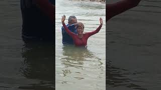 Jovenes recibiendo el Espíritu Santo después de ser bautizadas en el Nombre de Jesus [upl. by Henrion551]