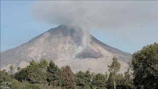 Indonésie le volcan Sinaung toujours en activité [upl. by Akiam]