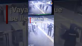 Rayo cae en la estación Taxqueña del Tren Ligero en la CDMX tras fuerte tormenta ¡Vaya susto [upl. by Llered]